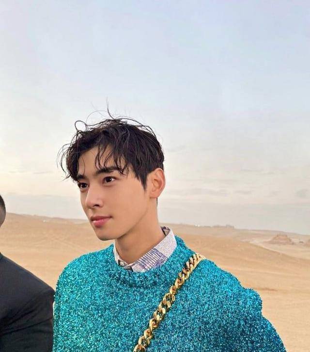 车银优上裸湿身炸胸肌二头肌!