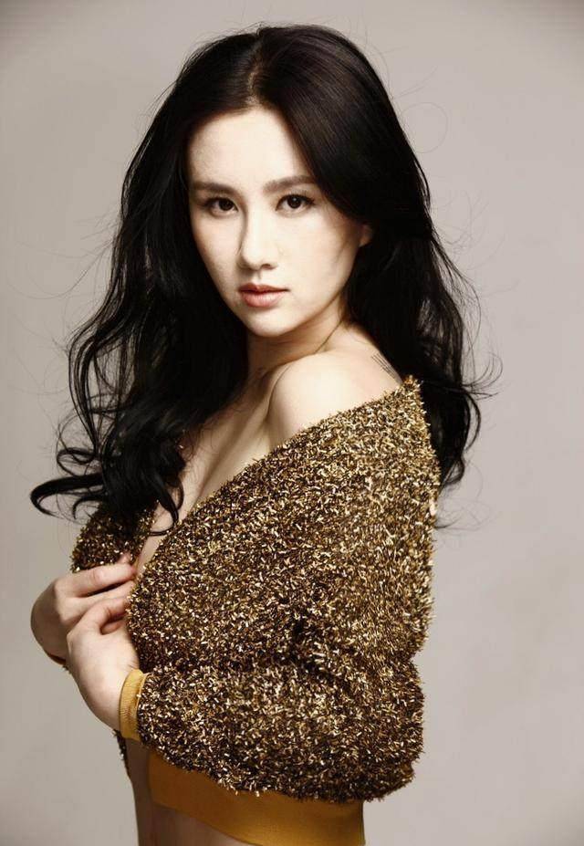 孟瑶原名孟尧,因早前主演黄健中执导的《银饰》,进入观众视线.