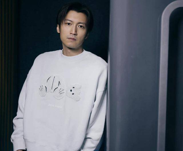 谢霆锋带大儿子澳洲度假,lucas酷似爸爸,父子俩身高相差无几_张柏芝