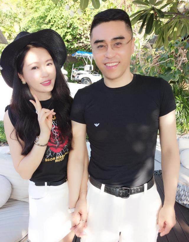 陈冰妈妈50岁近照太年轻,身价30亿丈夫专情,好命女人太幸福_保养_时候