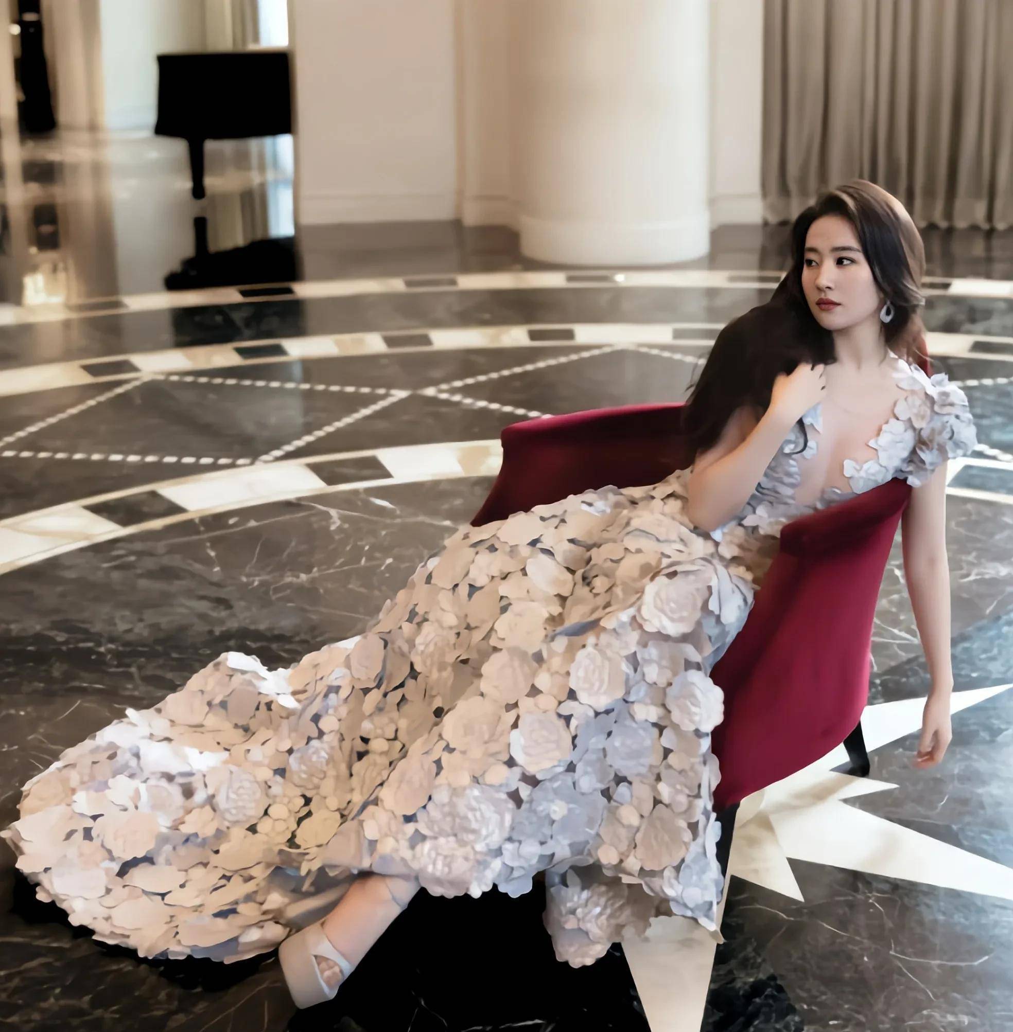 35岁刘亦菲穿碎花连衣裙秀身材,美得让人惊叹_网络_图片_时尚