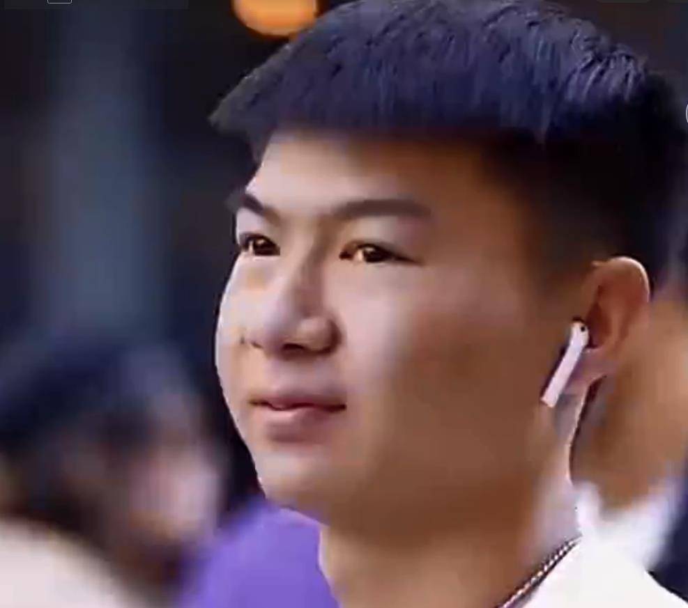 网上经常可以看到斌少穿着一身破衣服,脚踏80年代的
