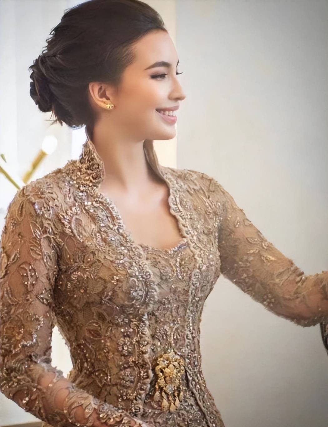 14岁成印尼名模，16岁被母亲卖入王室沦为身体奴隶，如今她怎样了_搜狐网