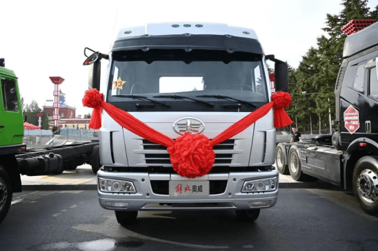 今天,我们来说说奏响解放进入重卡时代恢弘序曲的第五代解放卡车奥威.