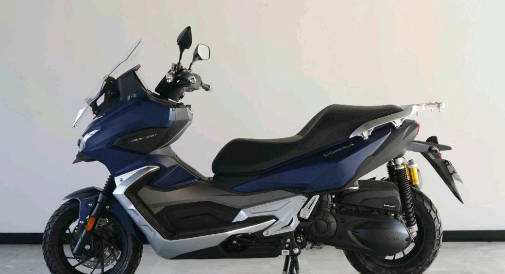 除了前后轮并没有采用辐条轮设计,其它的与大阳上一代的adv150整车