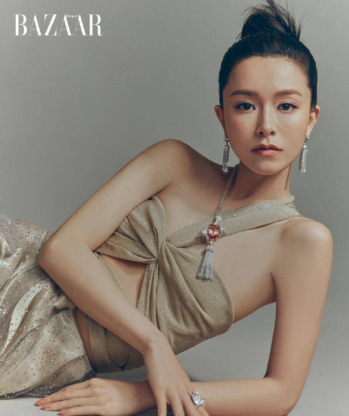 女演员文咏珊登上五月封面,穿着多款时尚服装拍照,凸显时尚感和艺术感