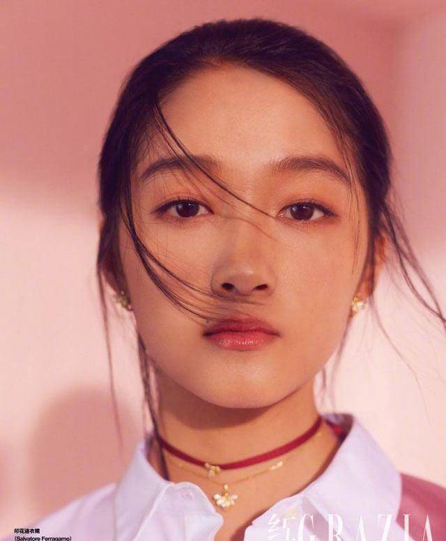 迪丽热巴关晓彤同上封面,谁胜谁负一目了然!_造型_杂志_人气
