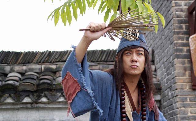 这次,此视频曝光后,有网友猜测陈浩民可能在拍新版《活佛济公》,还有