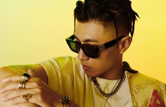 刘聪说唱巅峰对决唱完情歌秒求饶,搓板说唱了解下!_舞台_时候_首歌