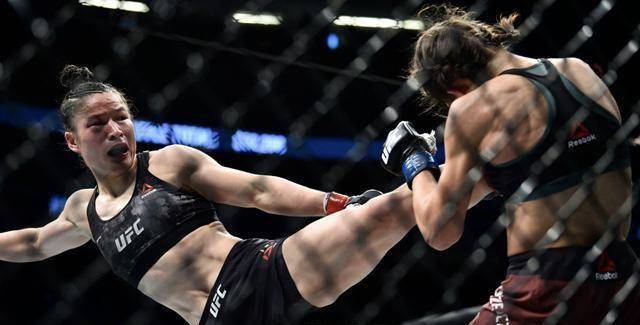 在暴揍乔安娜之后,张伟丽的眼角也肿了起来,这是一场激烈的比赛,赛后