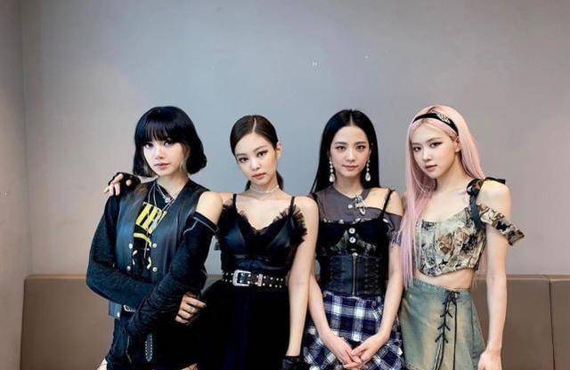 粉墨金智秀晒朴彩英送应援车,甜笑清爽干净,酥肉cp发糖团魂炸裂_照片