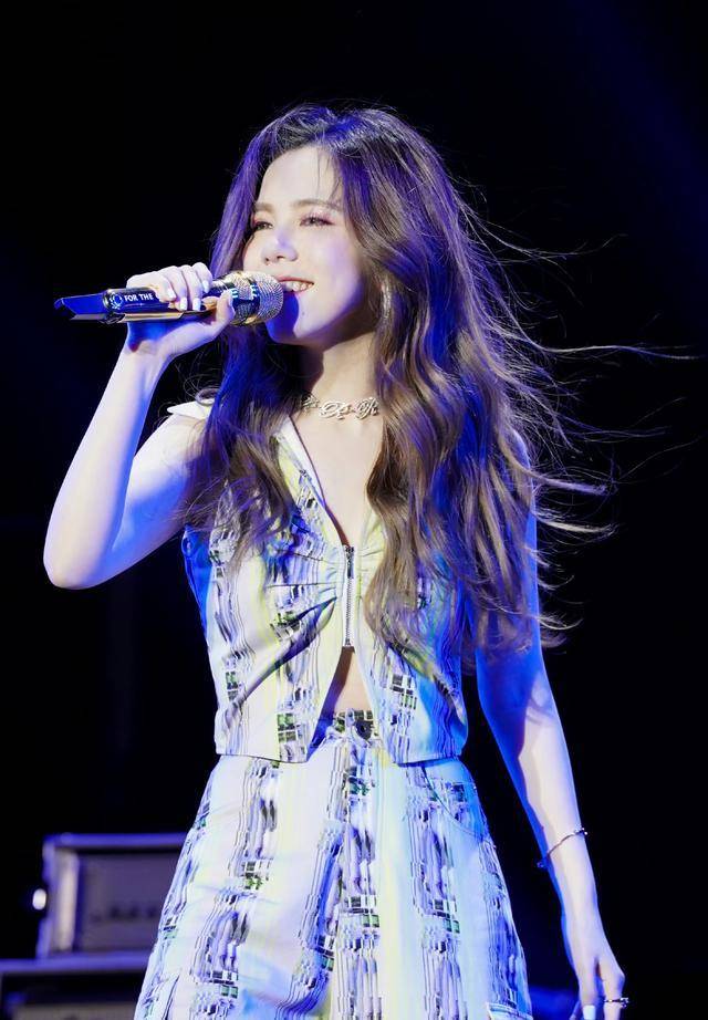 邓紫棋南宁音乐节太美了!果然小蛮腰好看一切都_身材_风格_时尚