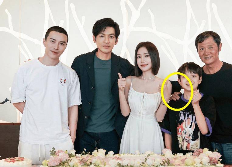 魏大勋疑为秦岚庆44岁生日,曝两人在三亚见过父母,有图为证!