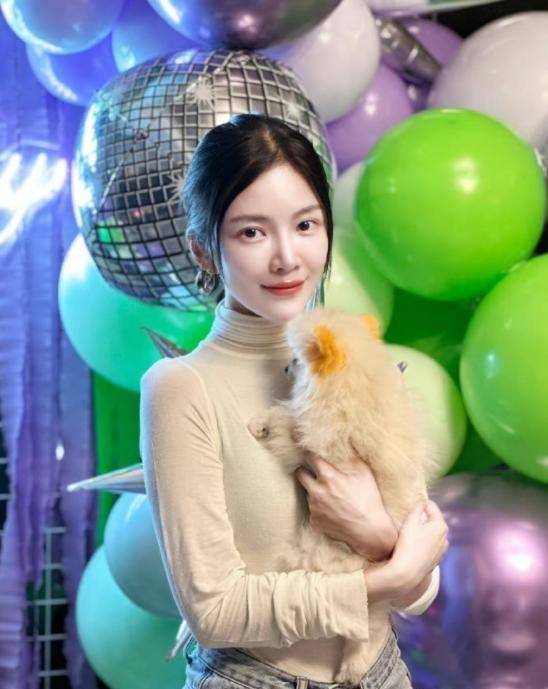 杜淳陪妻女逛街,与王灿手牵手甜蜜恩爱,1岁女儿打扮洋气好可爱_漂亮