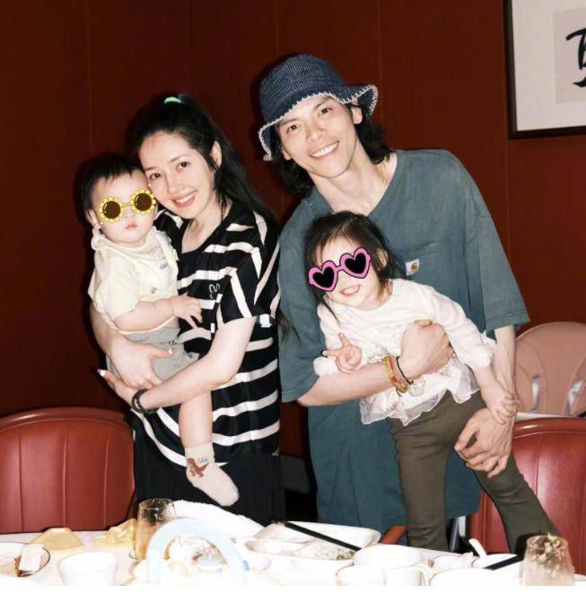 向佐郭碧婷抱娃合照:俩孩子肉嘟嘟超可爱,和郭碧婷亲亲画面好甜_家庭
