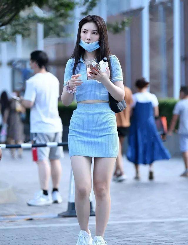 针对今天的三条搭配,杨幂这次穿的玫红色一身,搭配绿色手套,就会显得