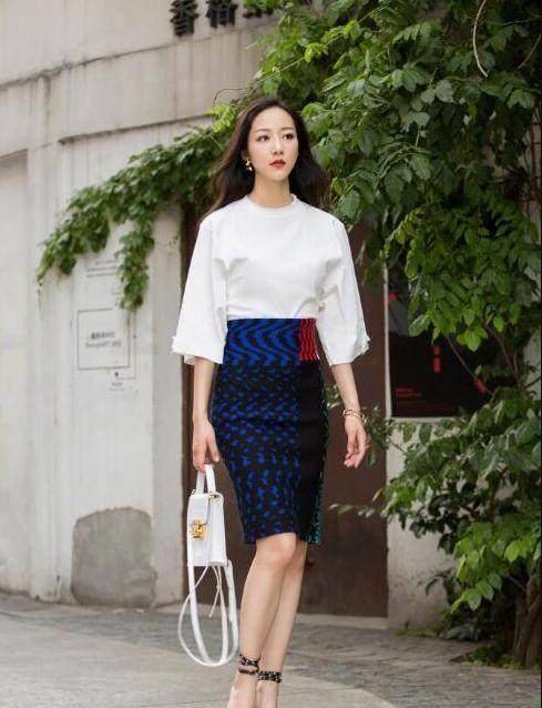 本想穿鱼尾裙秀美背,不料灯光一照裙子完全透明了_气质_穿着_蓝色