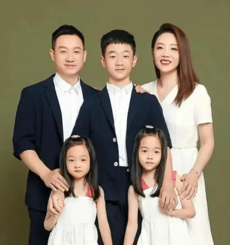 体操夫妇杨威,杨云没离婚,双胞胎女儿可爱,儿子杨阳洋越长越帅_生活
