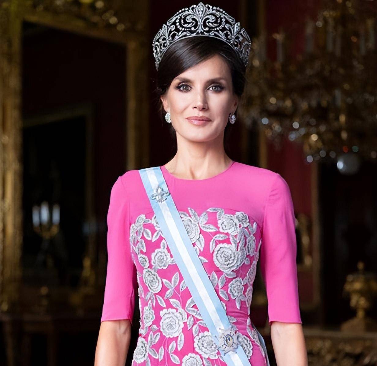 西班牙王后大妈造型,一身休闲装气质大变,粉丝看傻了:这谁啊_莱蒂齐亚