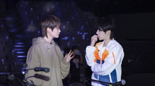 歌手当打之年总决赛,金曲双王萧敬腾林俊杰合体谱曲hello!