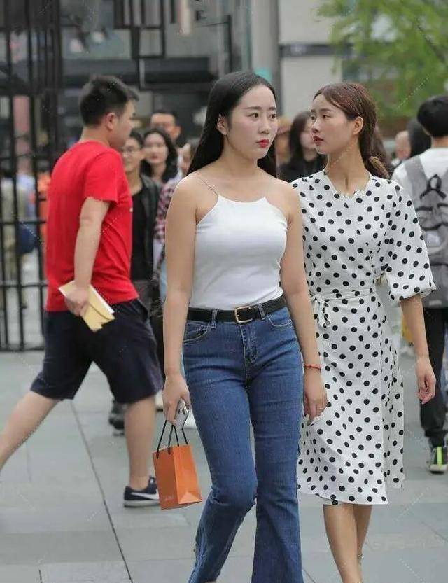 长度大概到小腿肚半到大腿内侧半米之间,实际上长一点是可以直接拖到