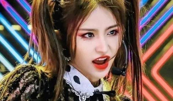 郝蕾尖锐评价金子涵,你还是唱歌跳舞吧,你怎么看金子涵的表现?