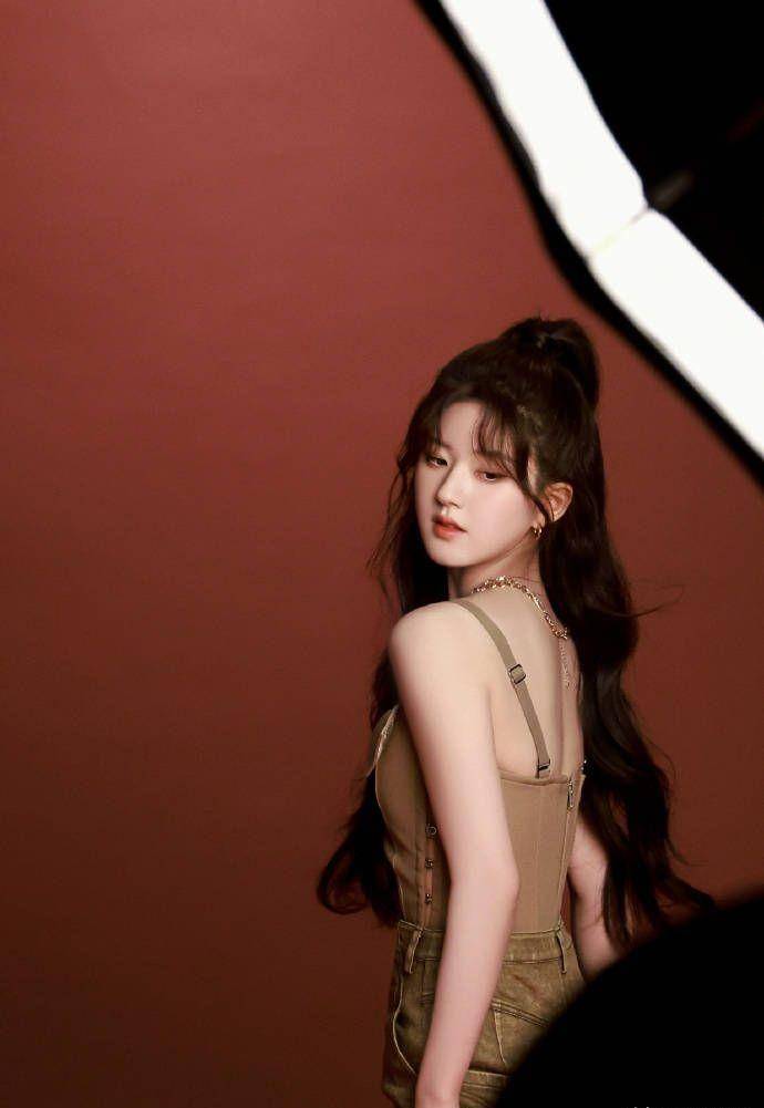 赵露思小香风写真曝光,展现完美曲线与氛围感_照片_魅力_肌肤