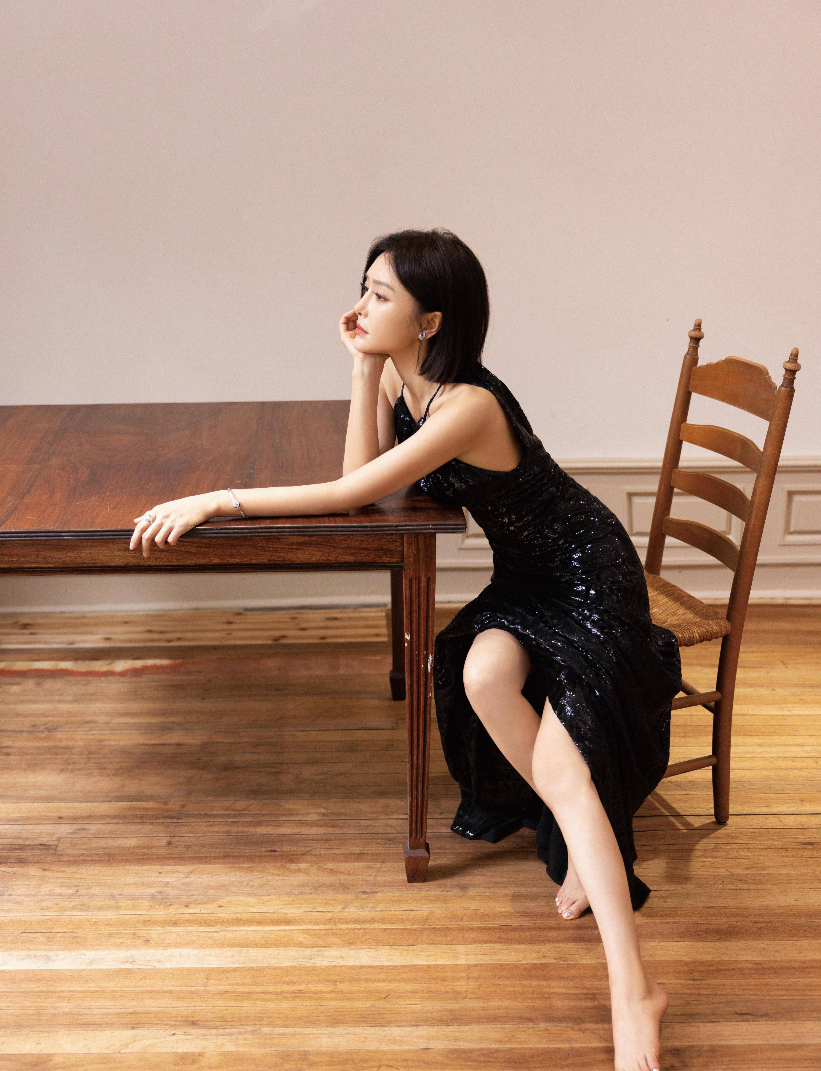 秦岚极简黑裙美丽动人_娱乐_图片_人们