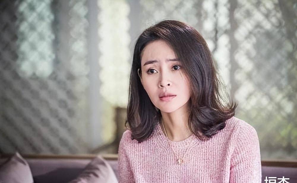 演员于明加:被父母疯狂逼婚,27岁闪婚嫁给相亲对象后,如今怎样了?