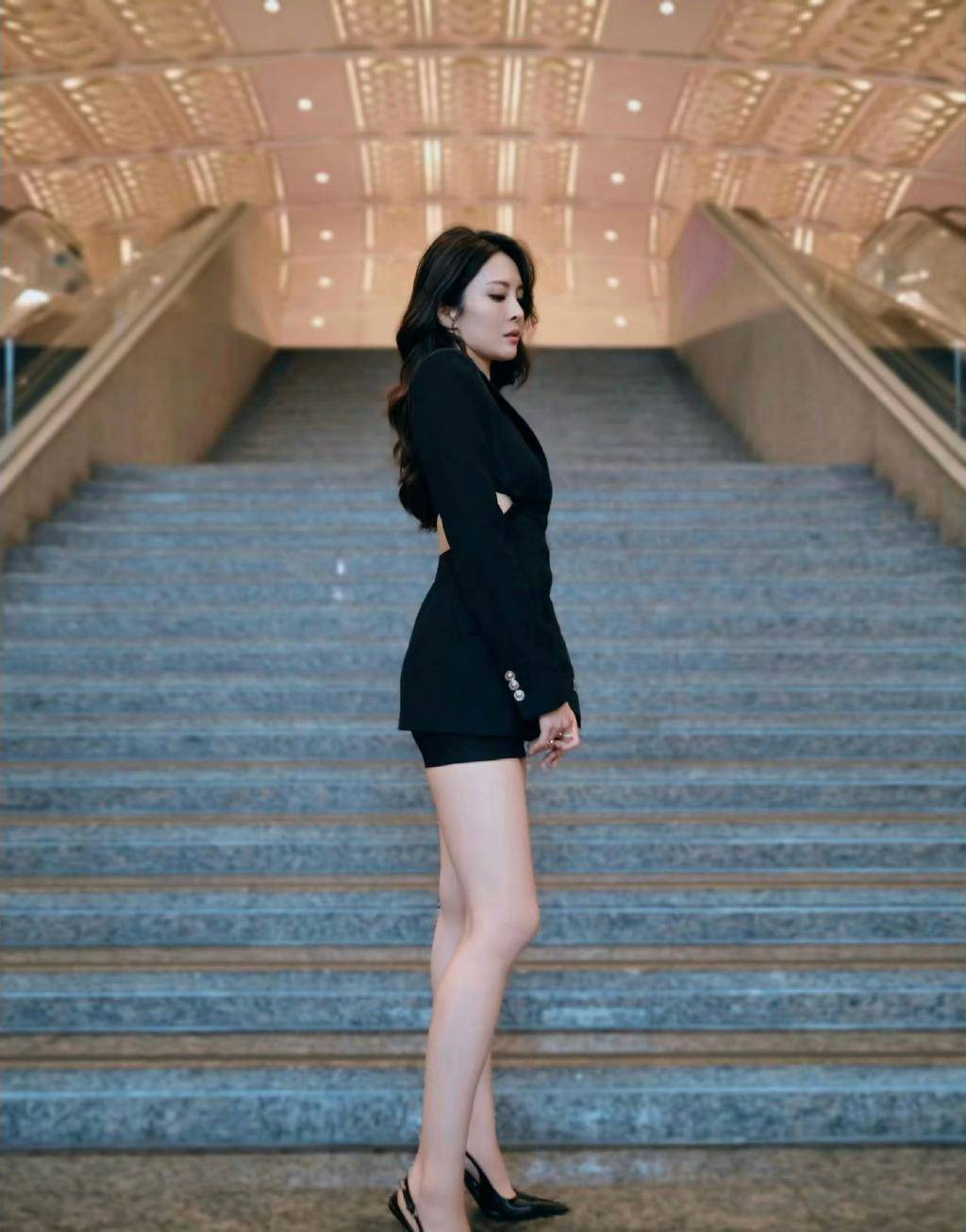 tvb女演员张曦雯身着黑色西装短裙出席活动,知性,大方