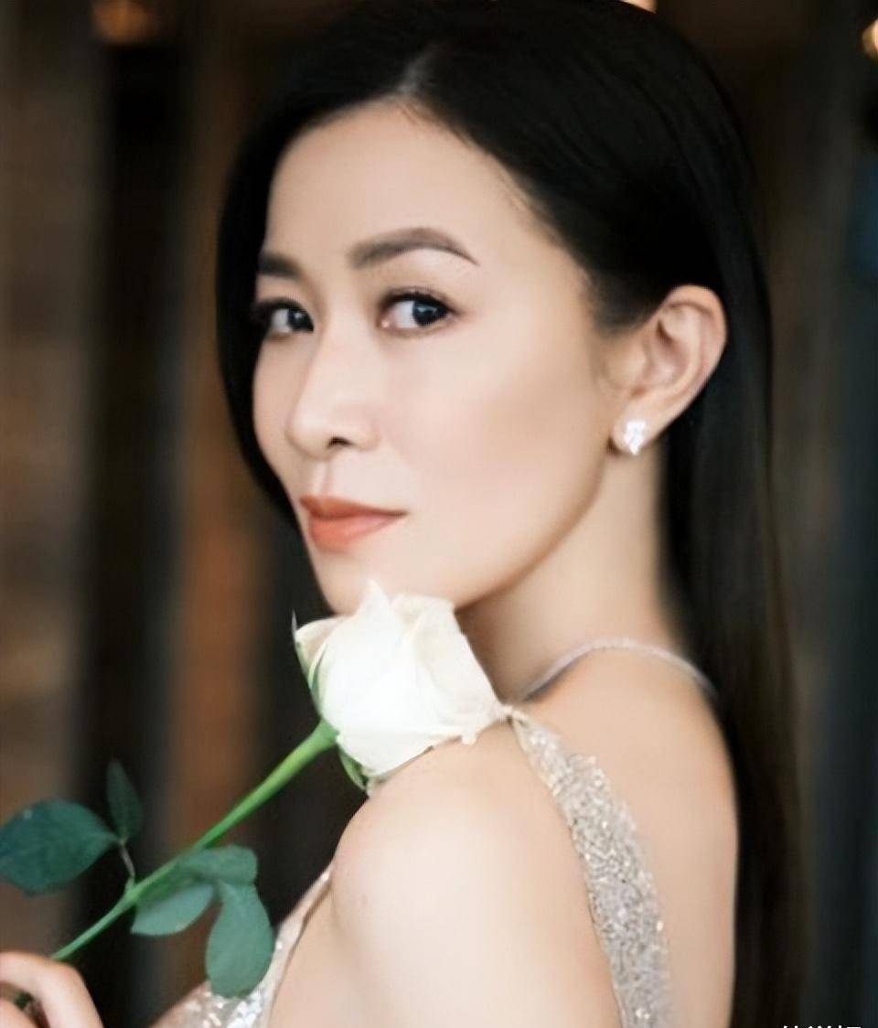 佘诗曼47岁生日,用五个半小时发了上百条动态,回应粉丝的信件_明星