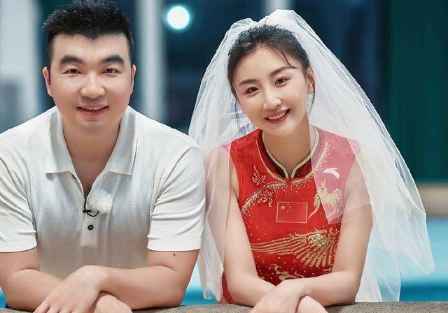 何雯娜身穿奥运婚纱与梁超亮相《婚前21天》,满满的爱意与浪漫_婚礼