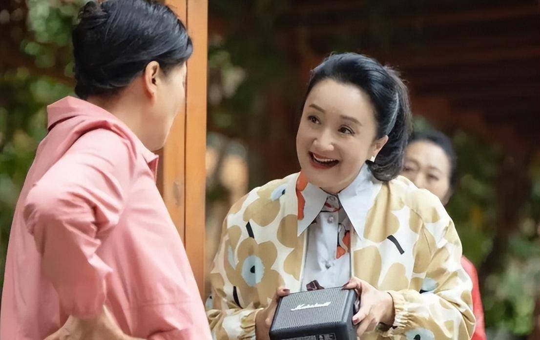 杨昆:61岁无儿无女,退休金2500别墅被拍卖,如今过得怎样_表演_父母