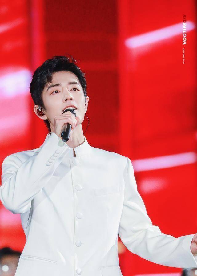 摆出各种各样的pose,随着音乐而舞动,没曾想,在这个时候,肖战将话筒就