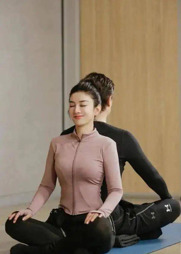 在最近一期节目中的花絮可知,黄奕和53岁的建筑师崔伟展开了第三次