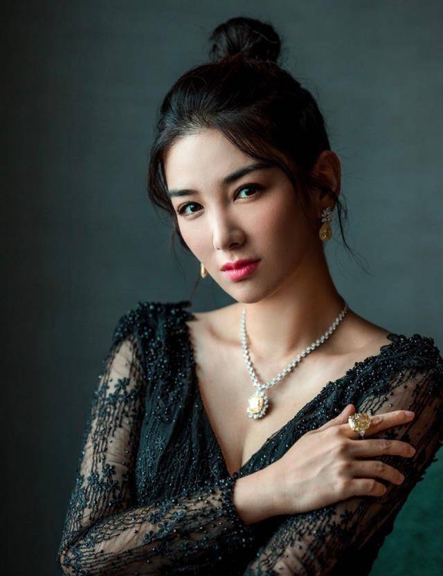 但对黄奕而言每一次站上舞台的机会,都是她扭转这些年太多负面新闻与