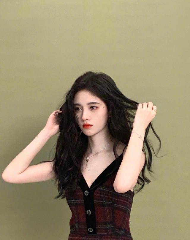 号称"四千年美女"鞠婧祎秀库存美照,工作状态打哈欠显疲倦_标签_实力