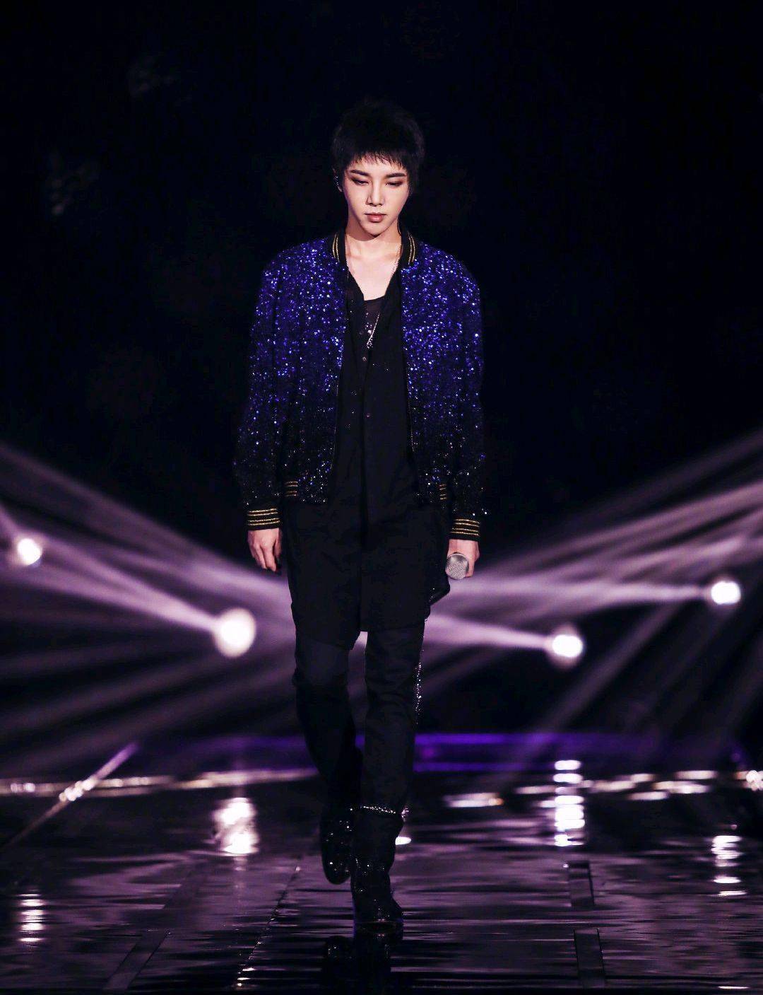 华晨宇《斗牛》再获第一,却被网友吐槽"鬼哭狼嚎"实在难听_表演_节目
