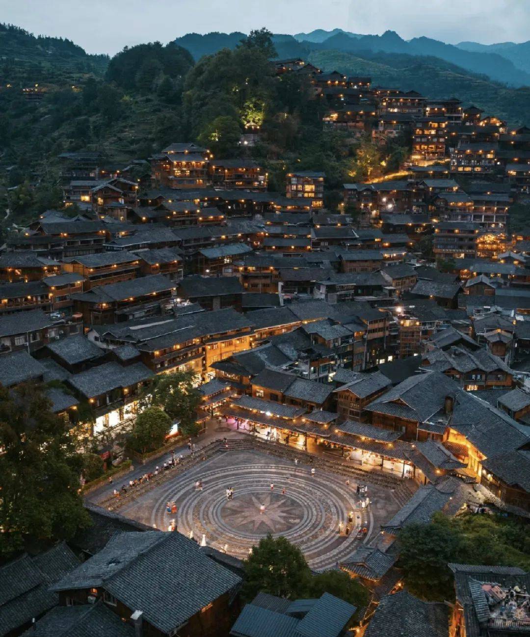 沉沦在破碎诗意中的凯里_苗寨_电影_故乡