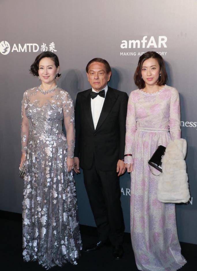 何超琼才是真豪门,同框甘比刘嘉玲,气质差距完全不在一个调上_礼服