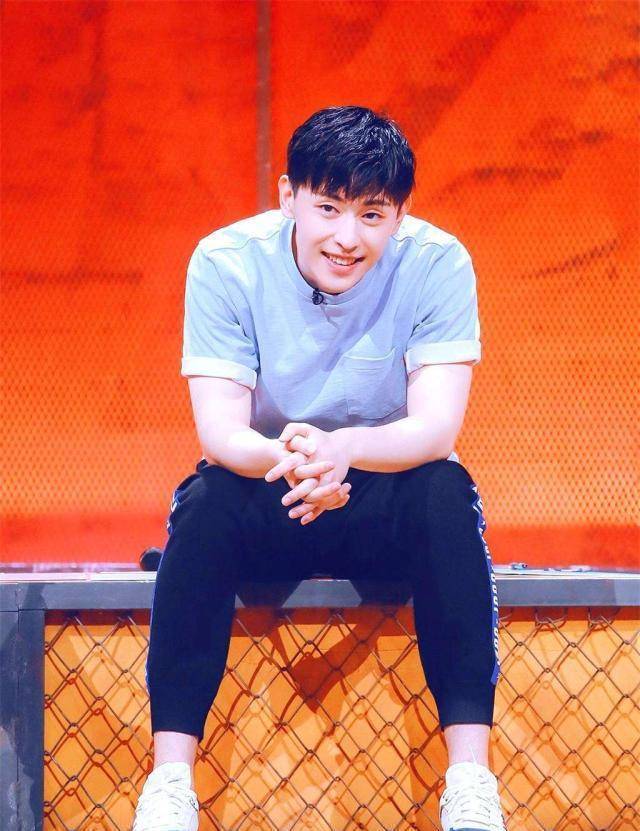 邓伦对篮球真是热爱!为队员鸣不平,和裁判据理力争,太爷们了!