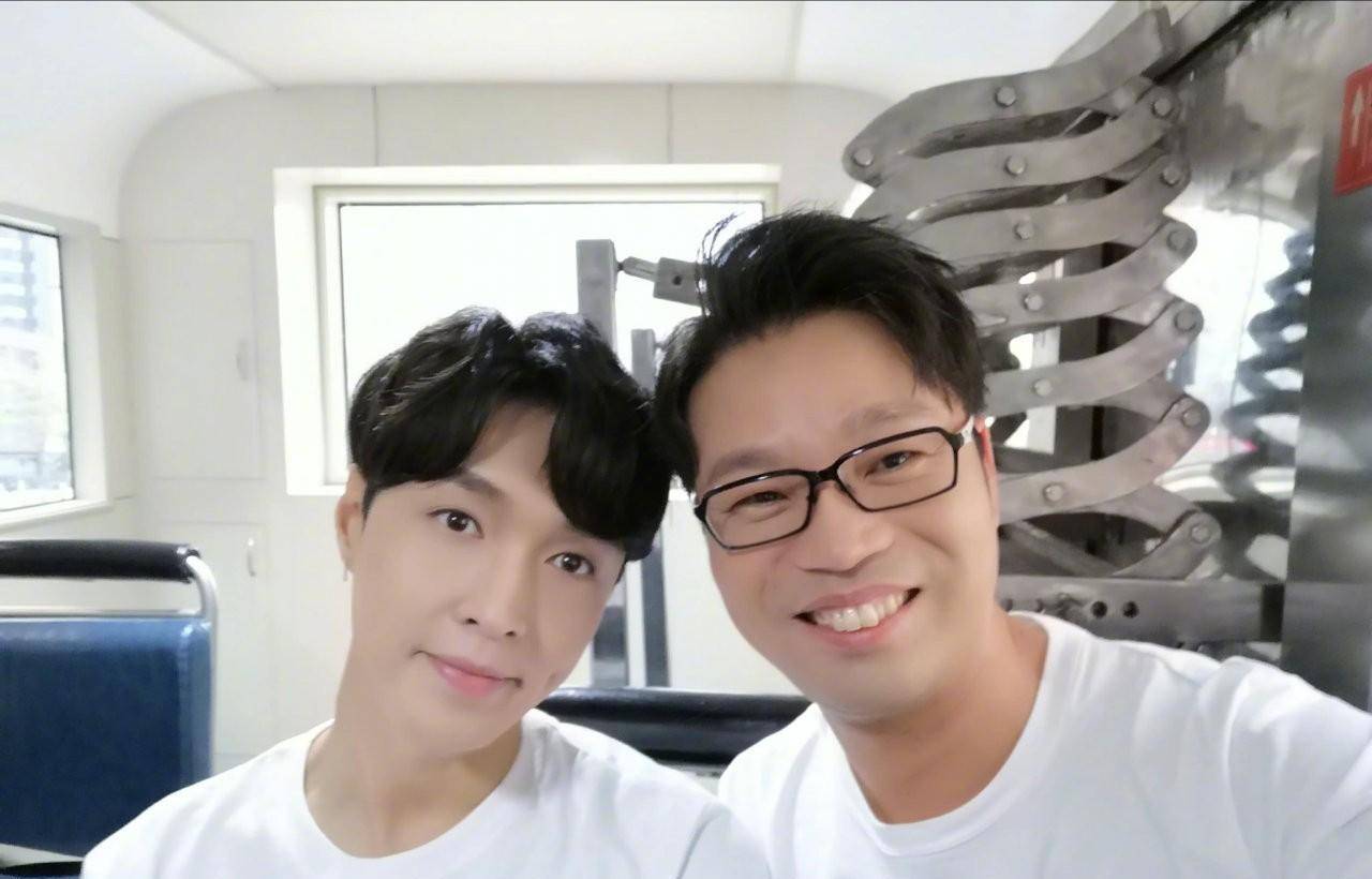 张艺兴31岁生日到来后,黄渤等艺人发文祝福,打动人心_王迅_头发_衣服