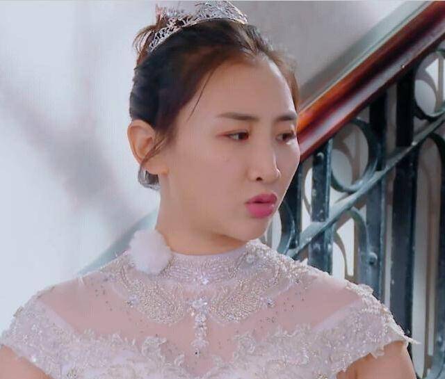 何雯娜当众发火,梁超下意识反应亮了,终于明白何雯娜为啥选梁超_专业