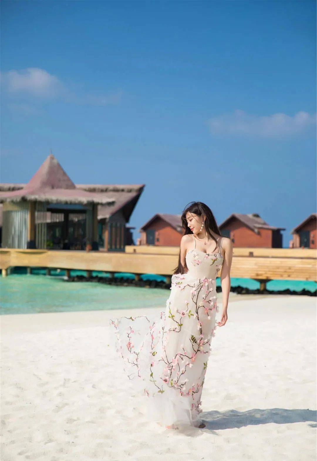 杨晨晨穿搭公开:桃花点缀碎花裙,宛如林中公主花仙子_魅力_时尚_造型