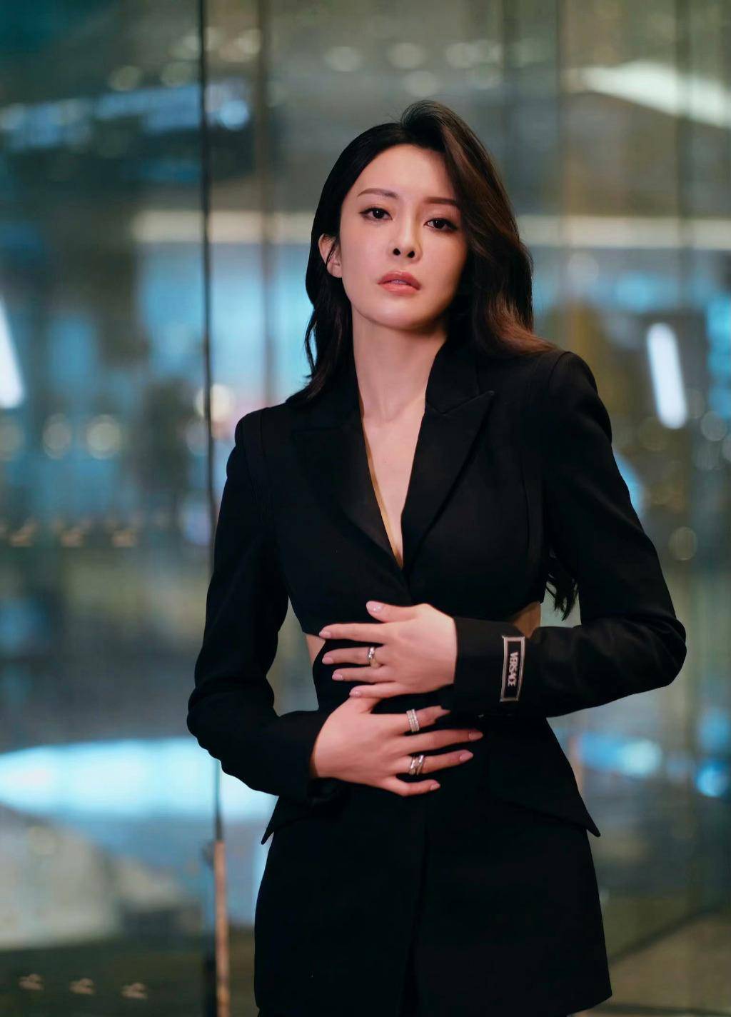 tvb女演员张曦雯身着黑色西装短裙出席活动,知性,大方,迷人,养眼