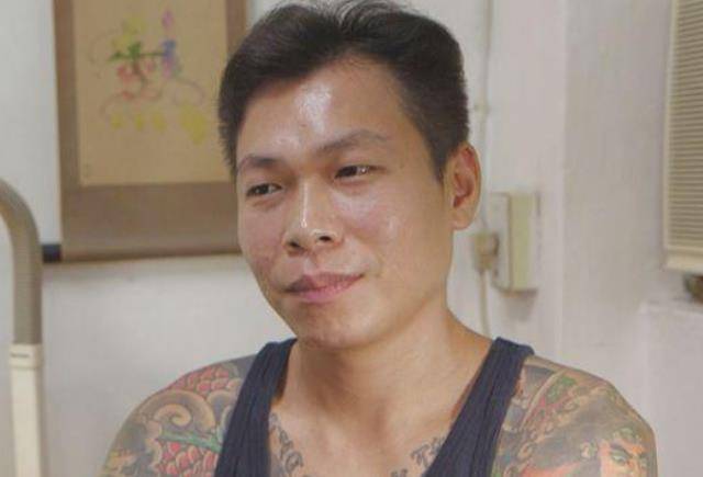 年少轻狂颜维勋出生于台湾板桥,他的母亲经营着一家小面摊,从小受武侠