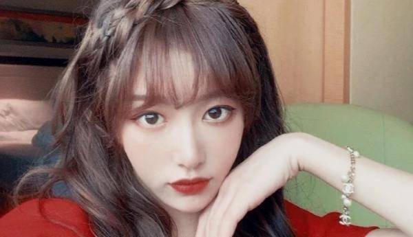 孔雪儿仗着自己腰细,绑上一条"脚链",坐下时却意外滑落到胯部_许佳琪