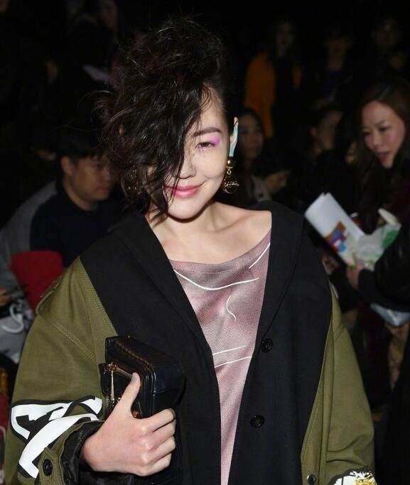 辣妈"小s一直是大家模仿的对象,知性的短发给她加了不少的印象分,这身