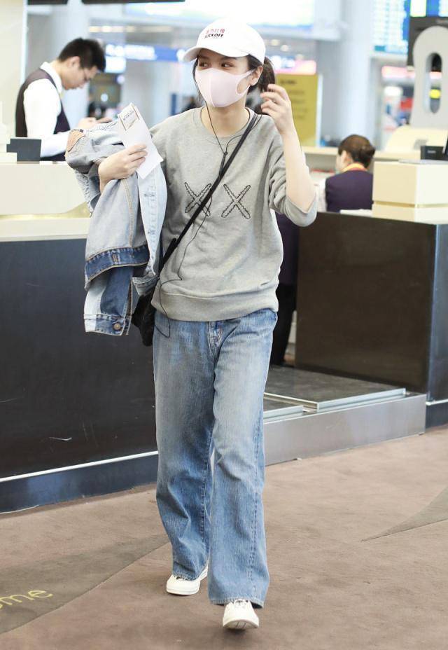 特别清新俏皮的感觉,皮肤也很白,美女只涂了口红也好好看~~感觉祖儿