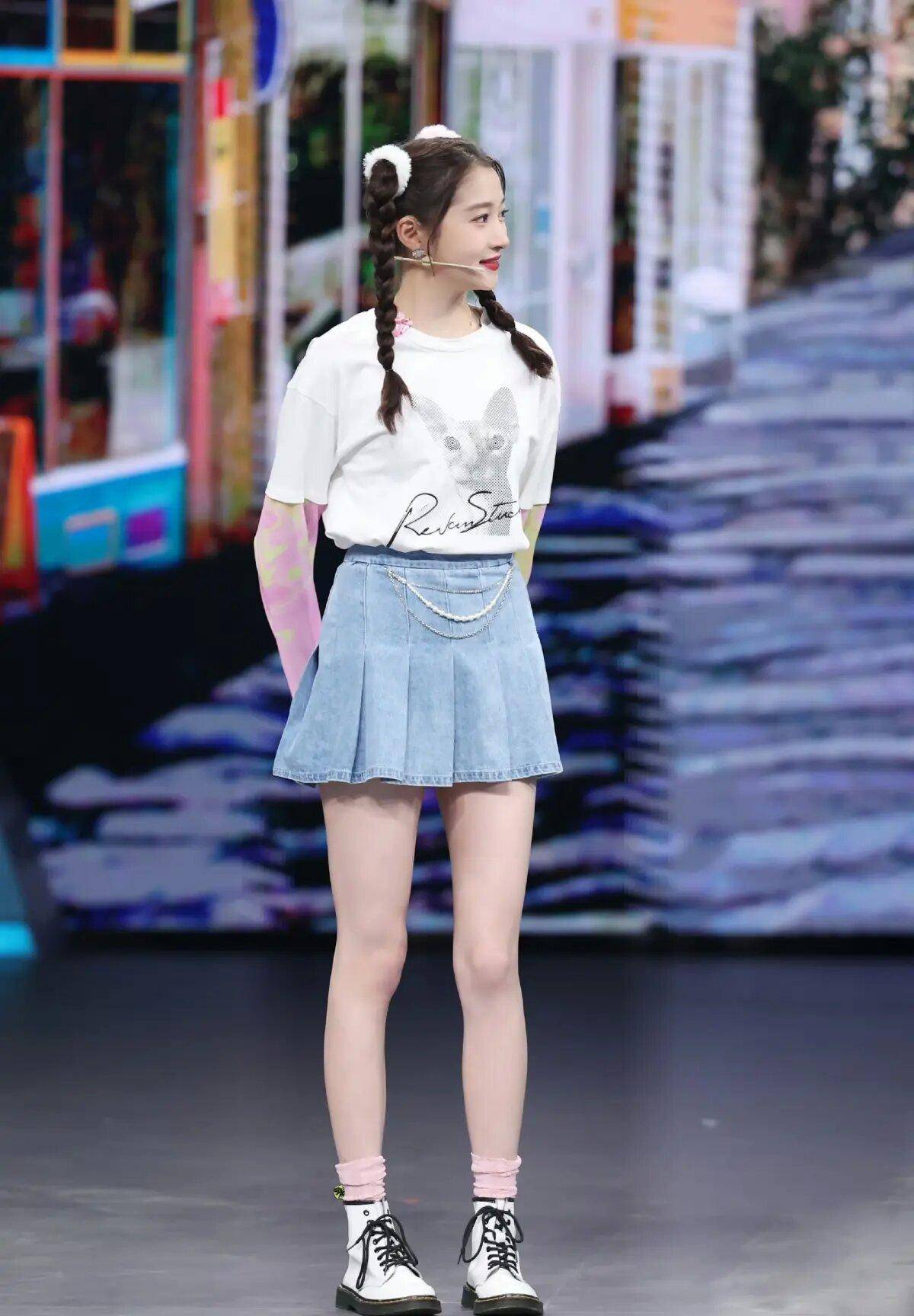 比如关晓彤穿的是牛仔裙,俏皮又减龄.